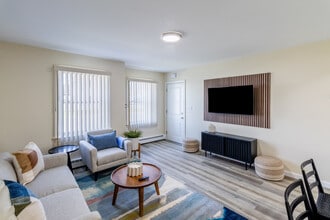 Newport Landings Apartment Community in Middletown, RI - Foto de edificio - Building Photo