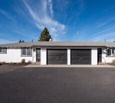 21116-21124 SE Reed Market Rd in Bend, OR - Building Photo