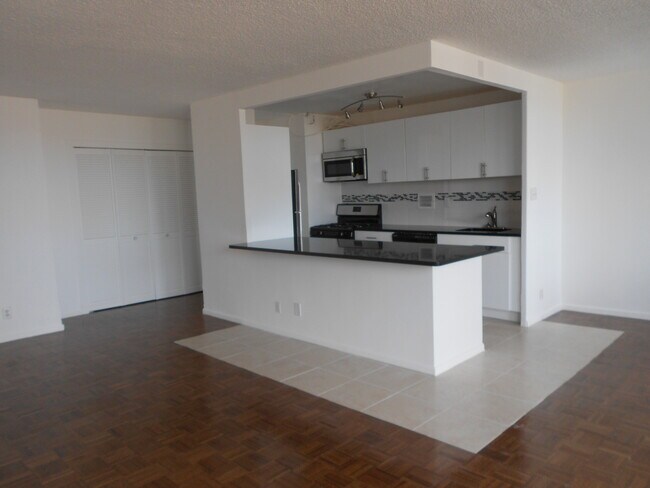280 Marin Blvd, Unit 17T in Jersey City, NJ - Building Photo - Building Photo