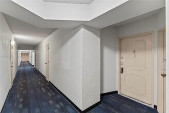 1301 NE Miami Gardens Dr in Miami Gardens, FL - Foto de edificio - Building Photo