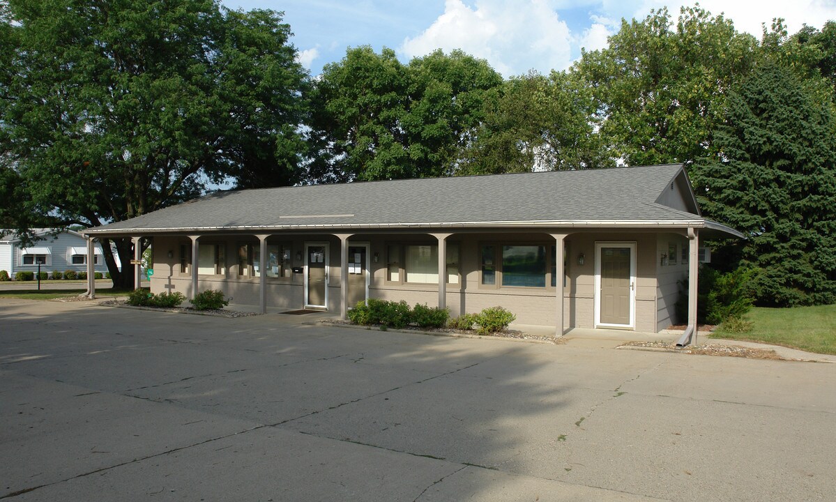 Western Village in West Des Moines, IA - Building Photo