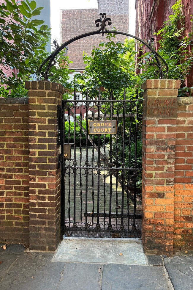 4 Grove Ct in New York, NY - Building Photo - Building Photo