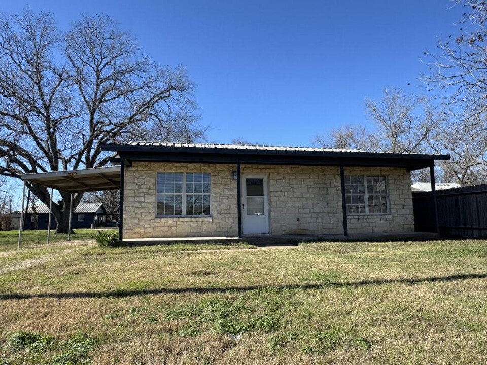 506 Ave A in Moody, TX - Building Photo