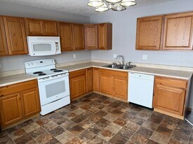 912 9th Ave SE in Valley City, ND - Building Photo