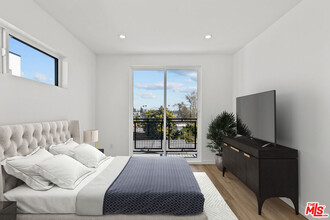 2921 Burnside Ave in Los Angeles, CA - Building Photo - Building Photo