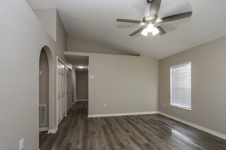 13829 Gentle Woods Ave in Riverview, FL - Building Photo - Building Photo