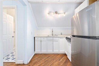 4 Rego Rd in Middletown, RI - Foto de edificio - Building Photo