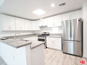 1229 S Kingsley Dr-Unit -203 in Los Angeles, CA - Building Photo - Building Photo