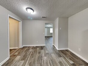 7627 Mc Cowan Dr in Jacksonville, FL - Foto de edificio - Building Photo