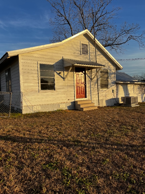 708 W Hugo St, Unit B in Yoakum, TX - Building Photo - Building Photo