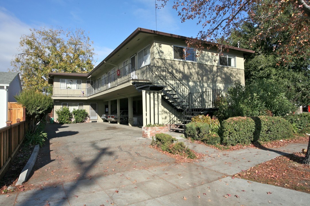 690 Whipple Ave in Redwood City, CA - Building Photo