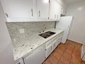 12235 Pacific Ave in Los Angeles, CA - Foto de edificio - Building Photo