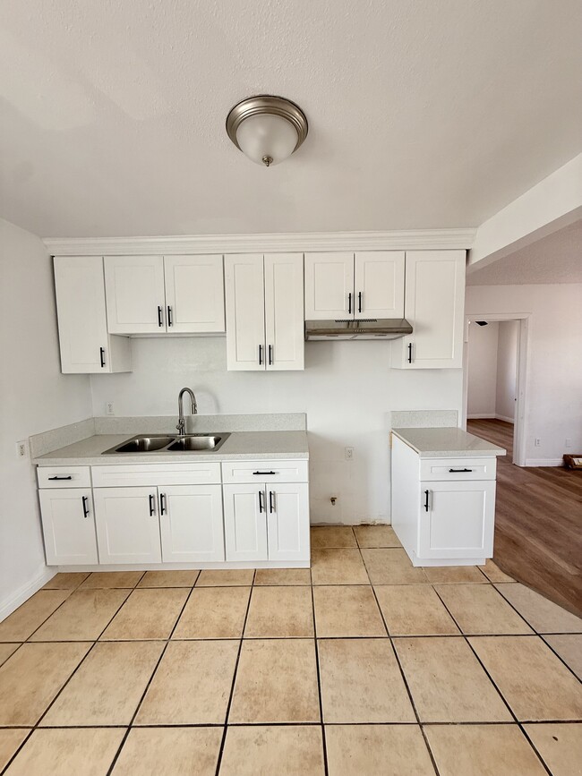 124 1/4 W 95th St, Unit 124 1.4 in Los Angeles, CA - Foto de edificio - Building Photo