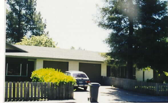 352 Lincoln Ave in Cotati, CA - Foto de edificio - Building Photo