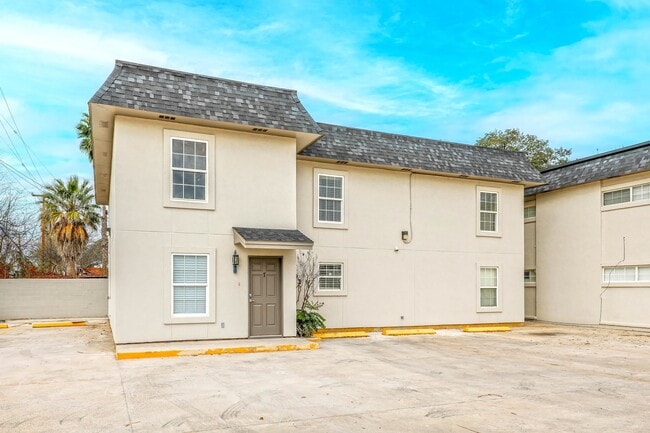 102 Belaire Dr in Laredo, TX - Building Photo - Building Photo