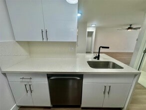 2890 N Oakland Forest Dr in Oakland Park, FL - Building Photo - Building Photo