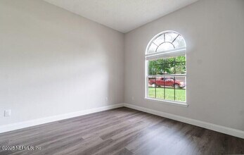 557 Grand Parke Dr in Jacksonville, FL - Building Photo - Building Photo