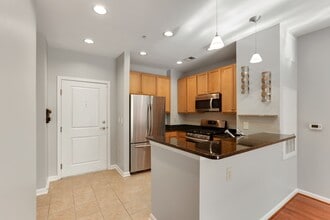 2665 Prosperity Ave, Unit 326 in Fairfax, VA - Foto de edificio - Building Photo