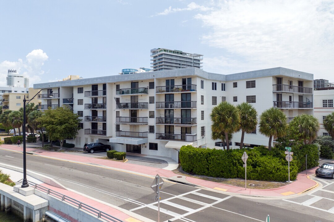 Merl Manor in Miami Beach, FL - Foto de edificio