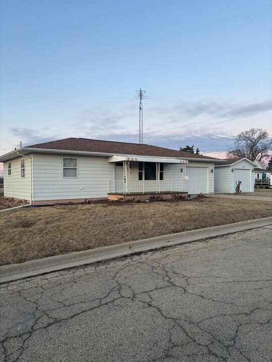 318 Durant St in Oglesby, IL - Building Photo