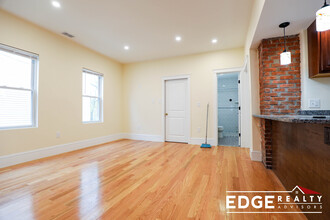 29 Brackett St, Unit 2 in Boston, MA - Foto de edificio - Building Photo