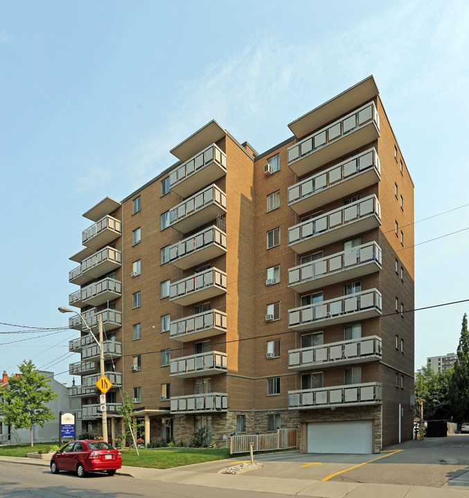 Canadiana Apartments in Hamilton, ON - Building Photo