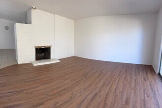 1115 W Avenue H6 in Lancaster, CA - Foto de edificio - Building Photo