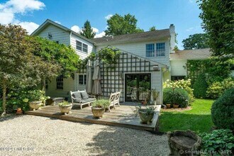35 Park Ave in Greenwich, CT - Building Photo - Building Photo
