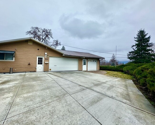 211 Spring St in La Grande, OR - Building Photo - Building Photo