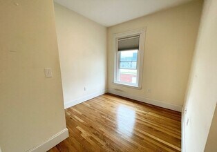 92 L St, Unit 2 in Boston, MA - Foto de edificio - Building Photo