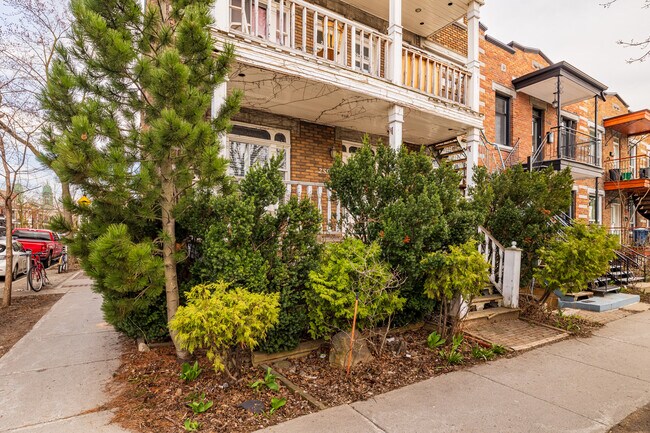 2598 Saint-Zotique Rue E in Montréal, QC - Building Photo - Building Photo