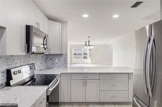 6929 Dog Leg Way in Ft. Myers, FL - Building Photo - Building Photo