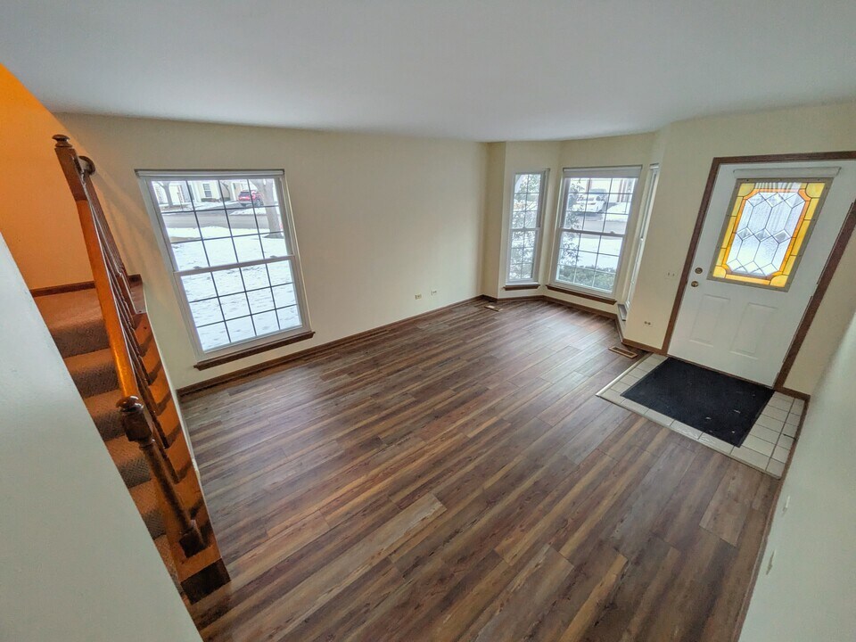 28 N Oltendorf Rd in Streamwood, IL - Building Photo