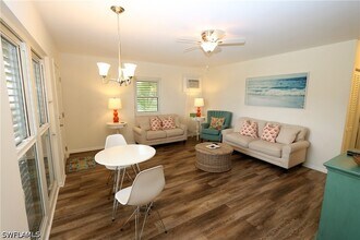 130 N Collier Blvd in Marco Island, FL - Foto de edificio - Building Photo