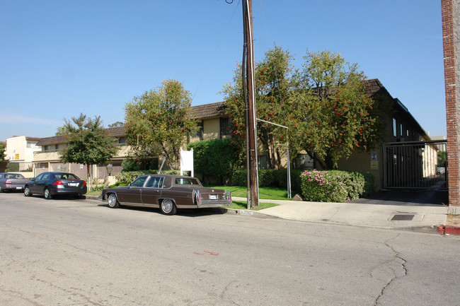 Sylemona Apartments in Van Nuys, CA - Building Photo - Building Photo