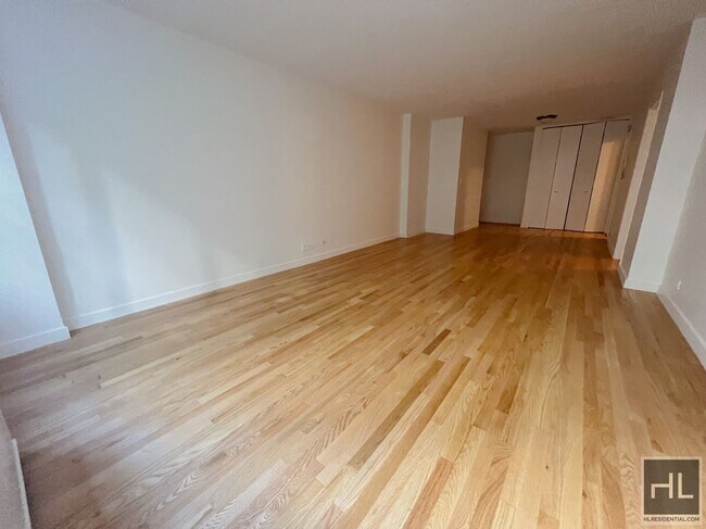 333 E 49th St in New York, NY - Building Photo - Building Photo