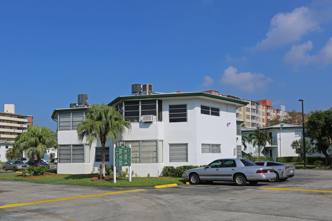 1695 NE Miami Gardens Dr in Miami, FL - Building Photo - Building Photo