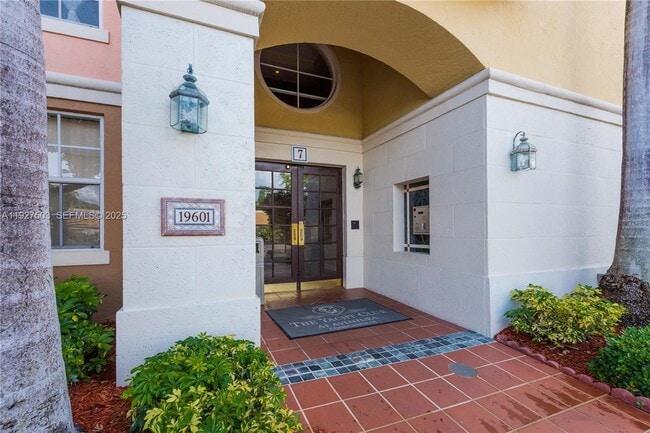 19601 E Country Club Dr in Aventura, FL - Building Photo - Building Photo