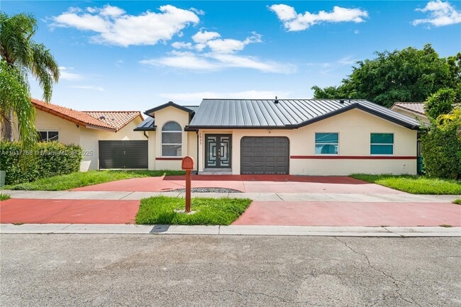 1025 NW 128th Ct in Miami, FL - Building Photo - Building Photo