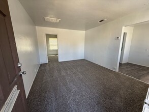 214 Colin B Kelly Dr in Bakersfield, CA - Foto de edificio - Building Photo