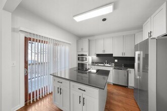 7250 N Rogers Ave in Chicago, IL - Building Photo - Building Photo