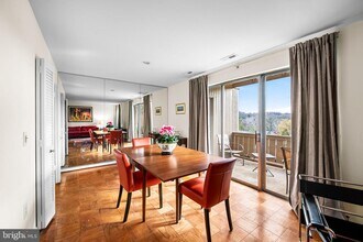 103 Cross Keys Rd in Baltimore, MD - Building Photo - Building Photo