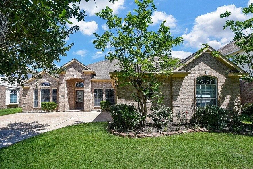 10206 Hahns Peak Dr in Houston, TX - Building Photo