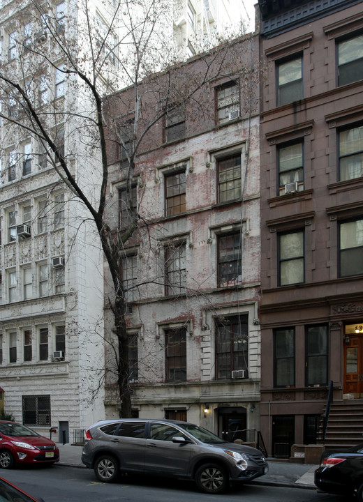 128 W 73rd St in New York, NY - Building Photo