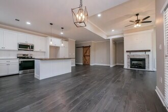 10 Douglas Dr in Newnan, GA - Building Photo - Building Photo