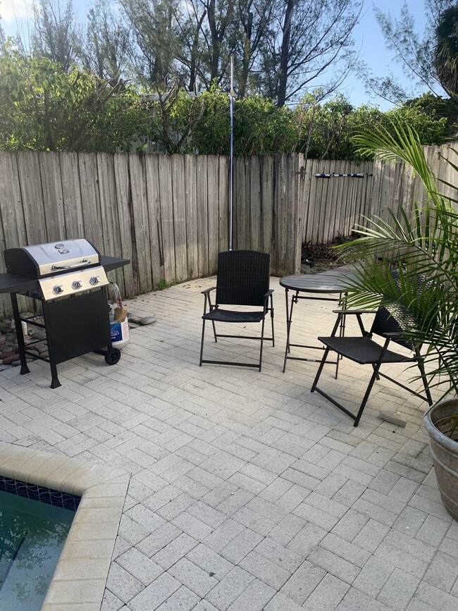 2000 NE 2nd Ave, Unit 1 Block Wilton Drive Pool in Wilton Manors, FL - Building Photo - Building Photo