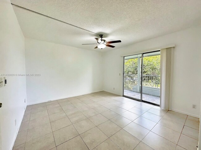 1755 W 60th St, Unit D in Hialeah, FL - Building Photo - Building Photo