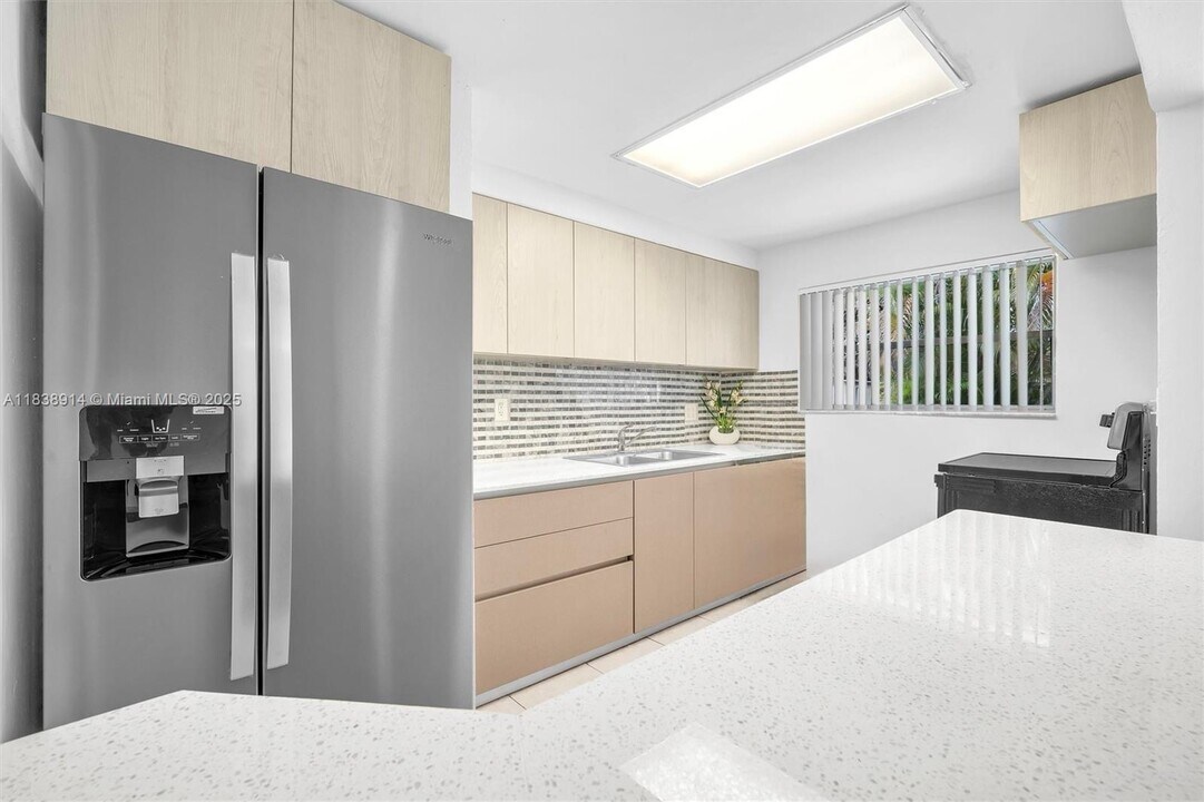 1050 NE 156th St in North Miami Beach, FL - Foto de edificio