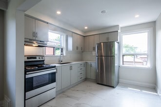 34 Robindale Ave in Toronto, ON - Building Photo - Building Photo