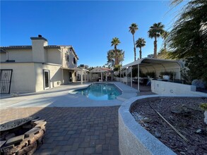 5311 Annie Oakley Dr in Las Vegas, NV - Building Photo - Building Photo